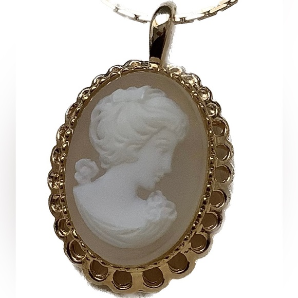 cameo Jewelry - Vintage tonal cream cameo pendant necklace RIGHT FACING